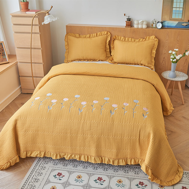 Cubierta de cama bordada acolchada