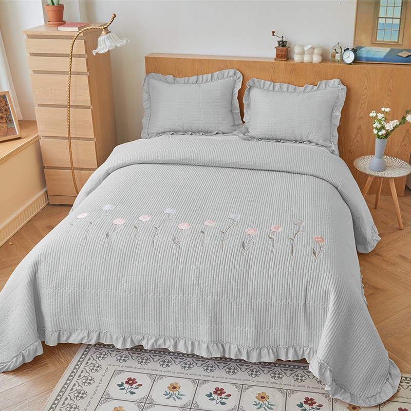 Cubierta de cama bordada acolchada