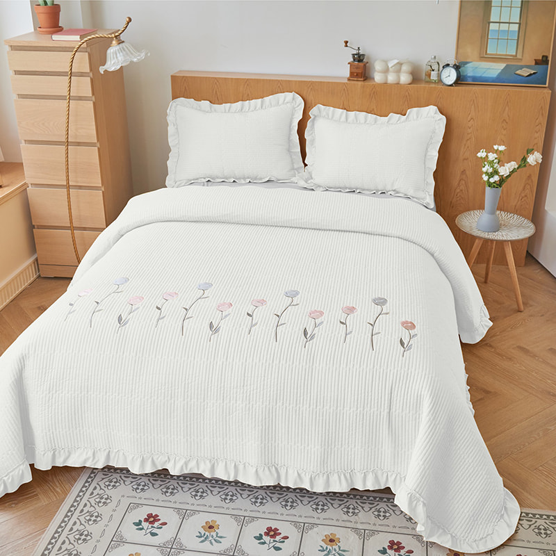 Cubierta de cama bordada acolchada