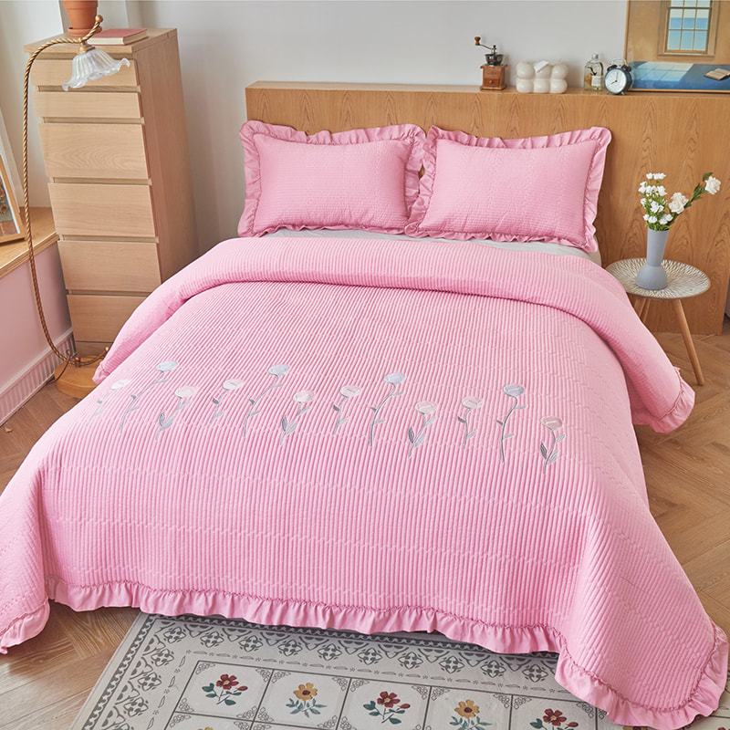 Cubierta de cama bordada acolchada